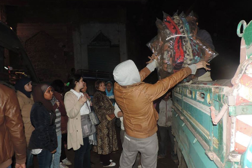 ‏‎Distributing blankets 2013 (Stabl 3antar)‎‏